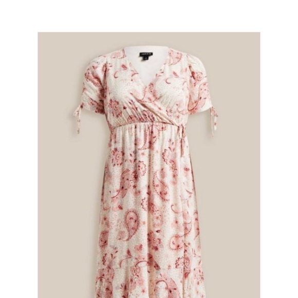 A beautiful Torrid dress in size 3X   Brand new with tags attached - Picture 2 of 9
